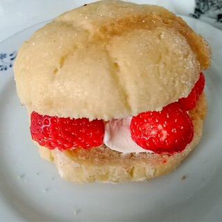 いちごとレアチーズアイスの★メロンパンサンド